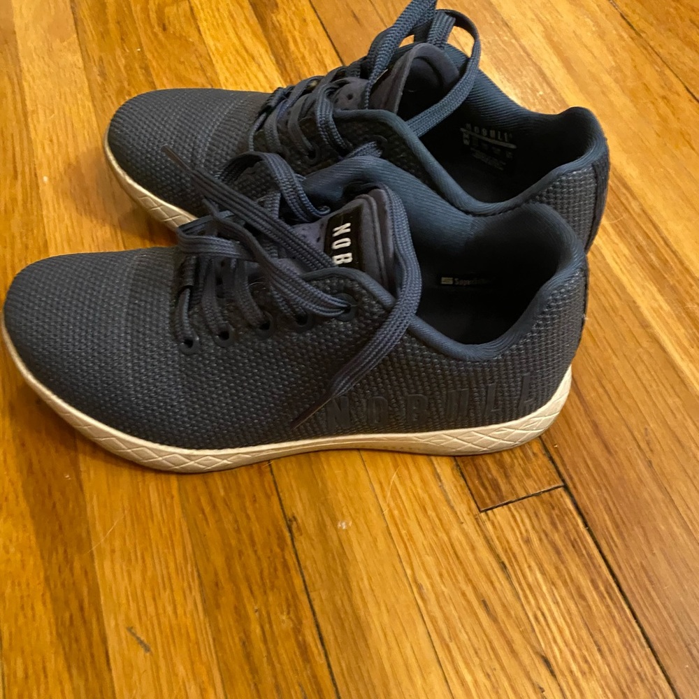 No Bull shoes size 6 women. Navy